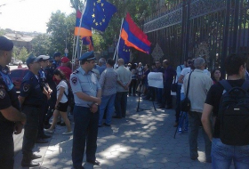 La acción de protesta contra Rusia en Ereván  Fotos, Video en directo 